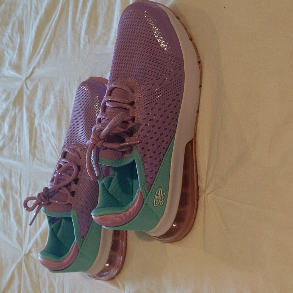 Big girls size 4 purple tennis shoes like new!!